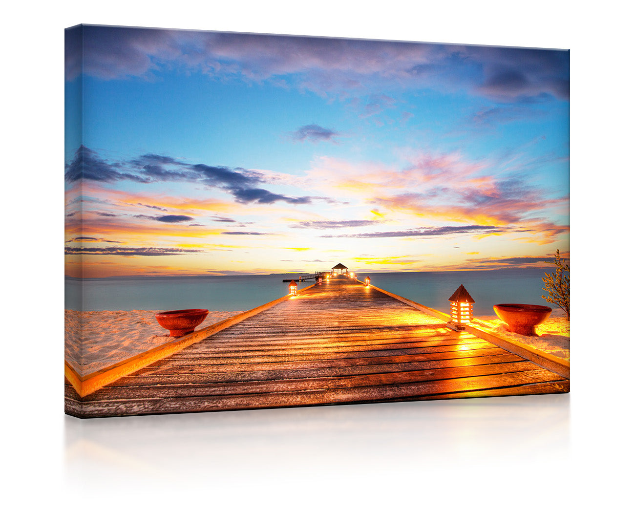 Holzsteg im Sonnenuntergang auf den Malediven