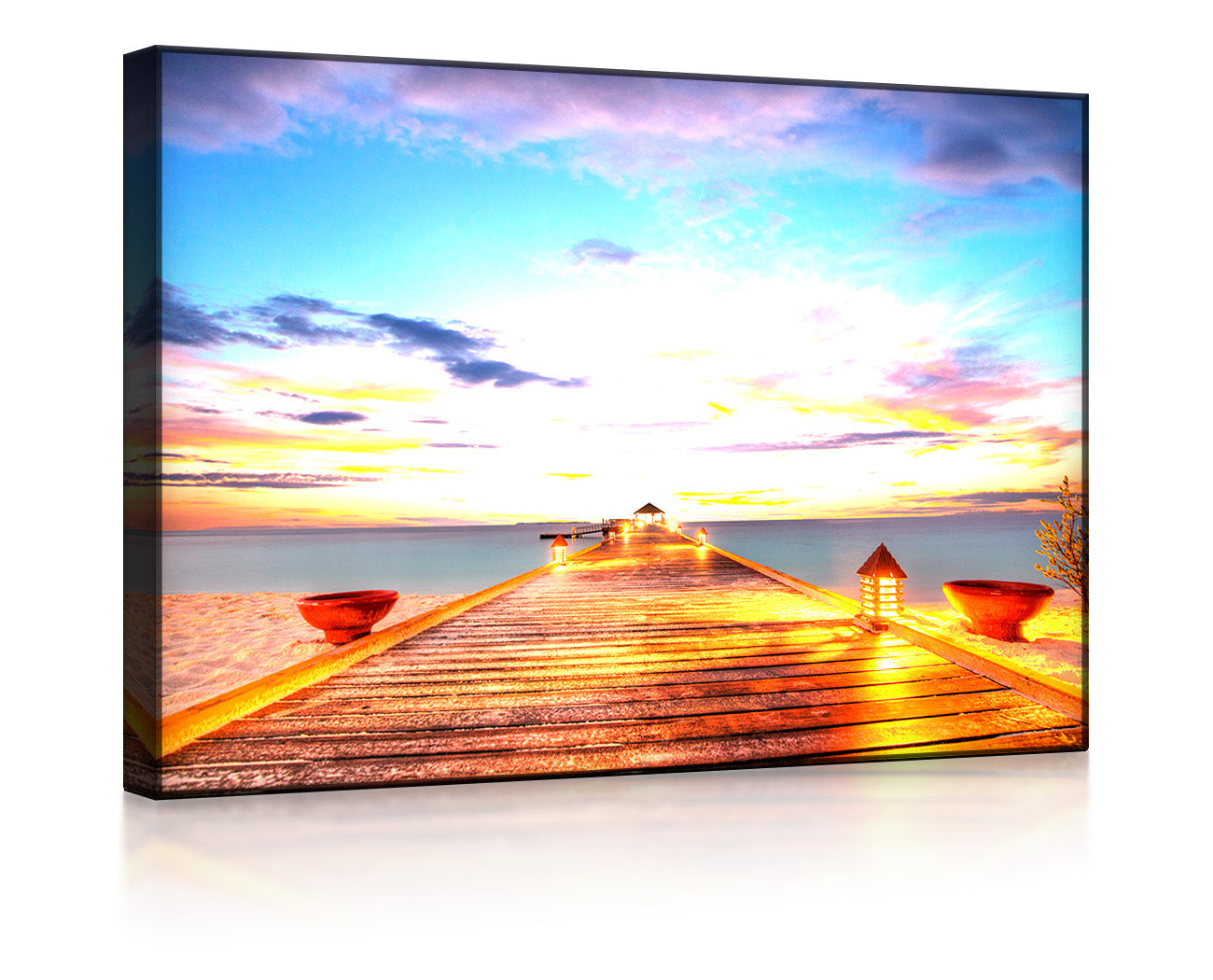 Holzsteg im Sonnenuntergang auf den Malediven