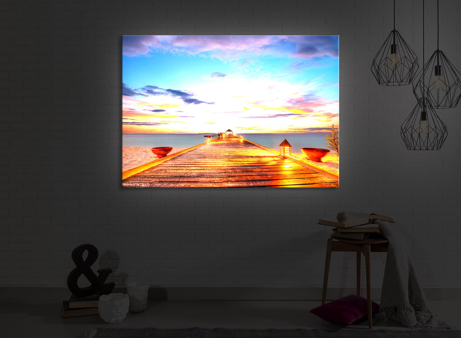 Holzsteg im Sonnenuntergang auf den Malediven