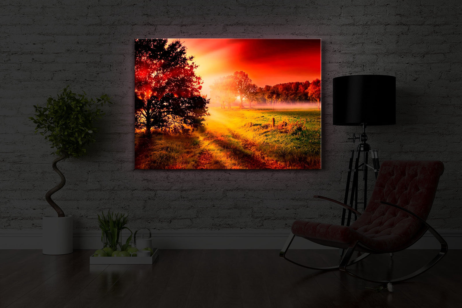 Sonnenuntergang an nebliger Lichtung