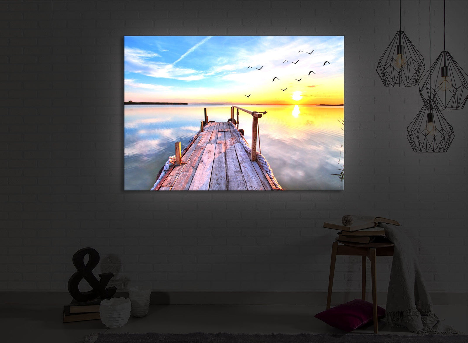 Steg mit Möwen bei Sonnenuntergang