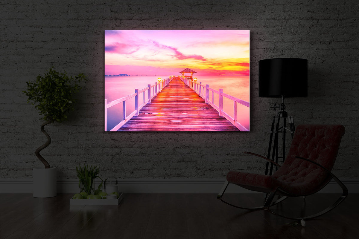 Steg ins Meer bei Sonnenuntergang