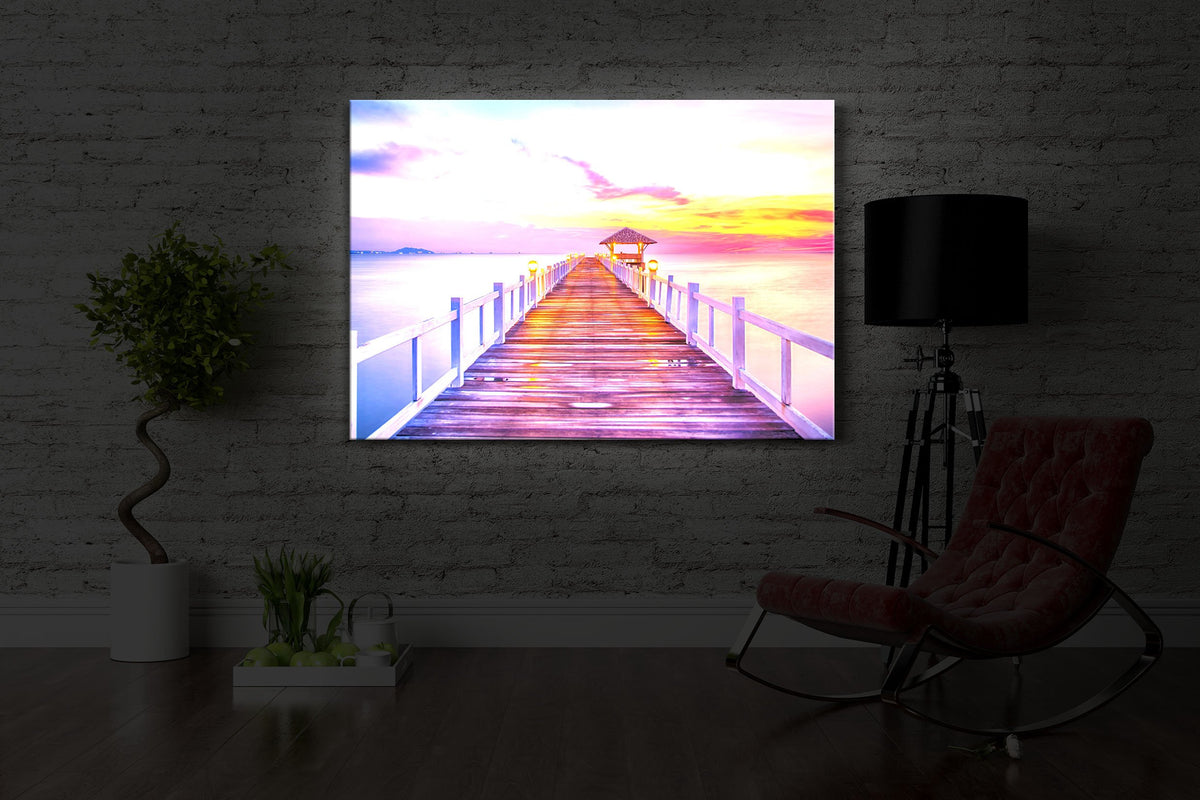 Steg ins Meer bei Sonnenuntergang