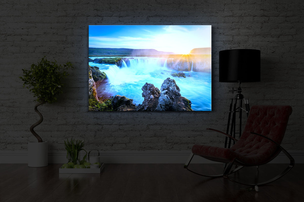 Idyllische Wasserfälle bei Sonnenuntergang