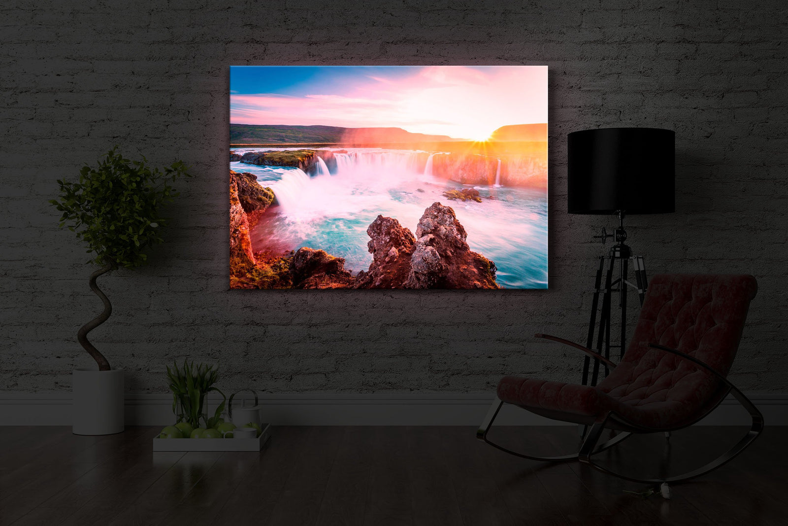 Idyllische Wasserfälle bei Sonnenuntergang