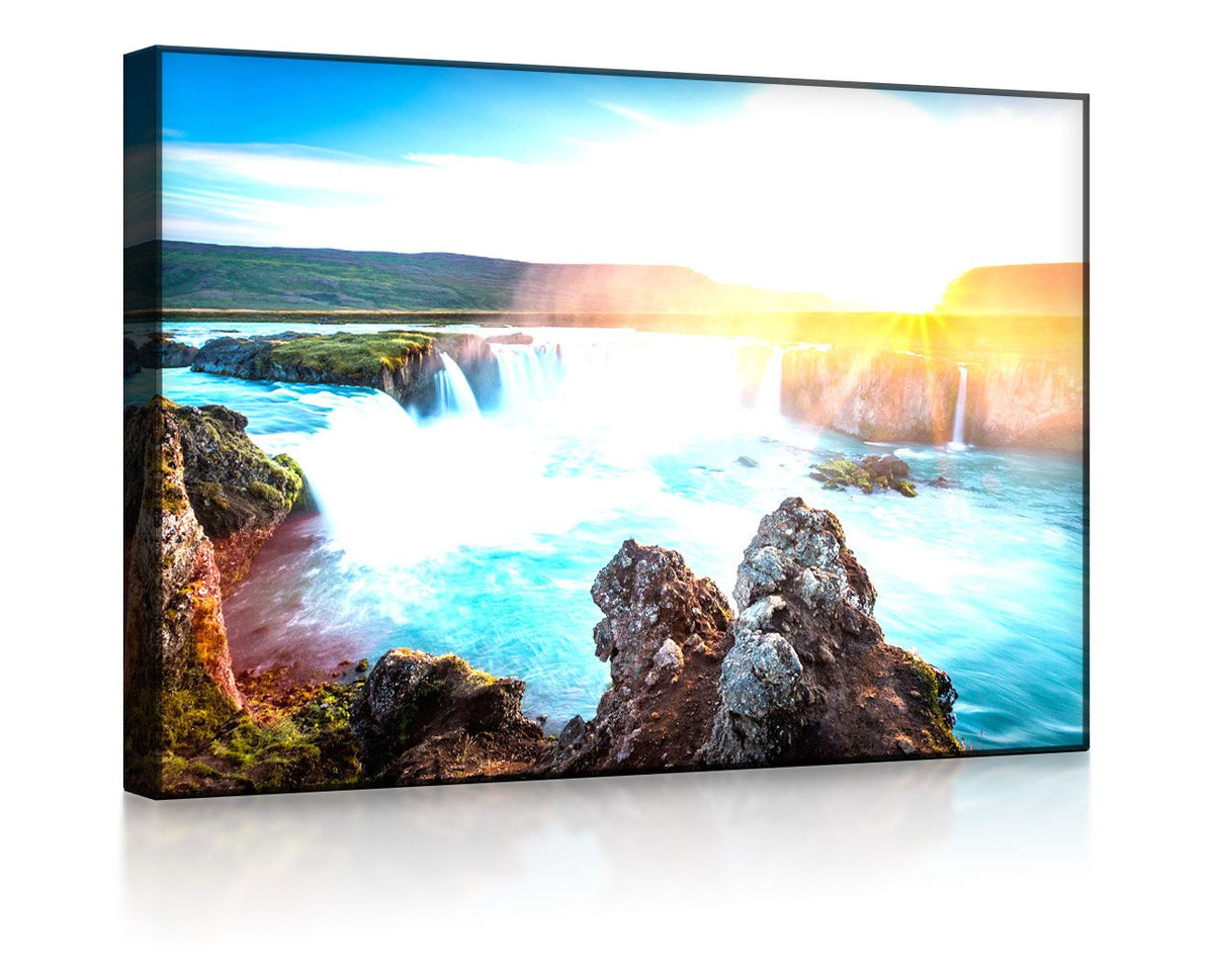 Idyllische Wasserfälle bei Sonnenuntergang