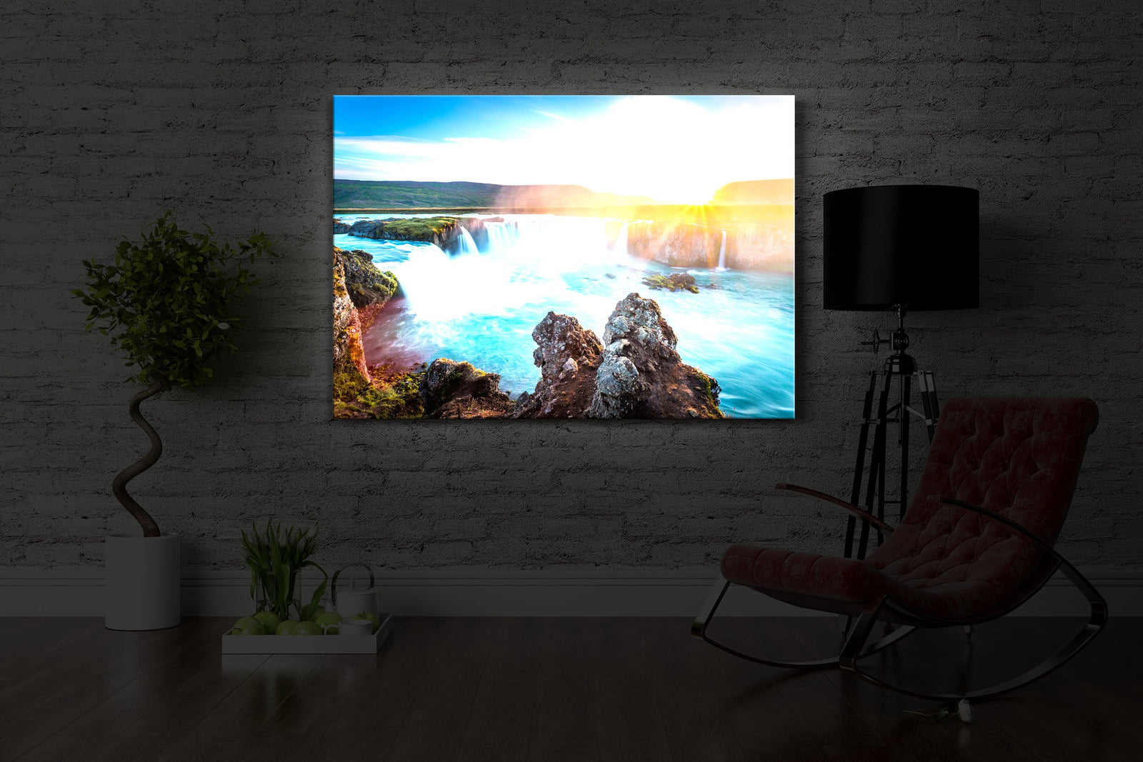 Idyllische Wasserfälle bei Sonnenuntergang