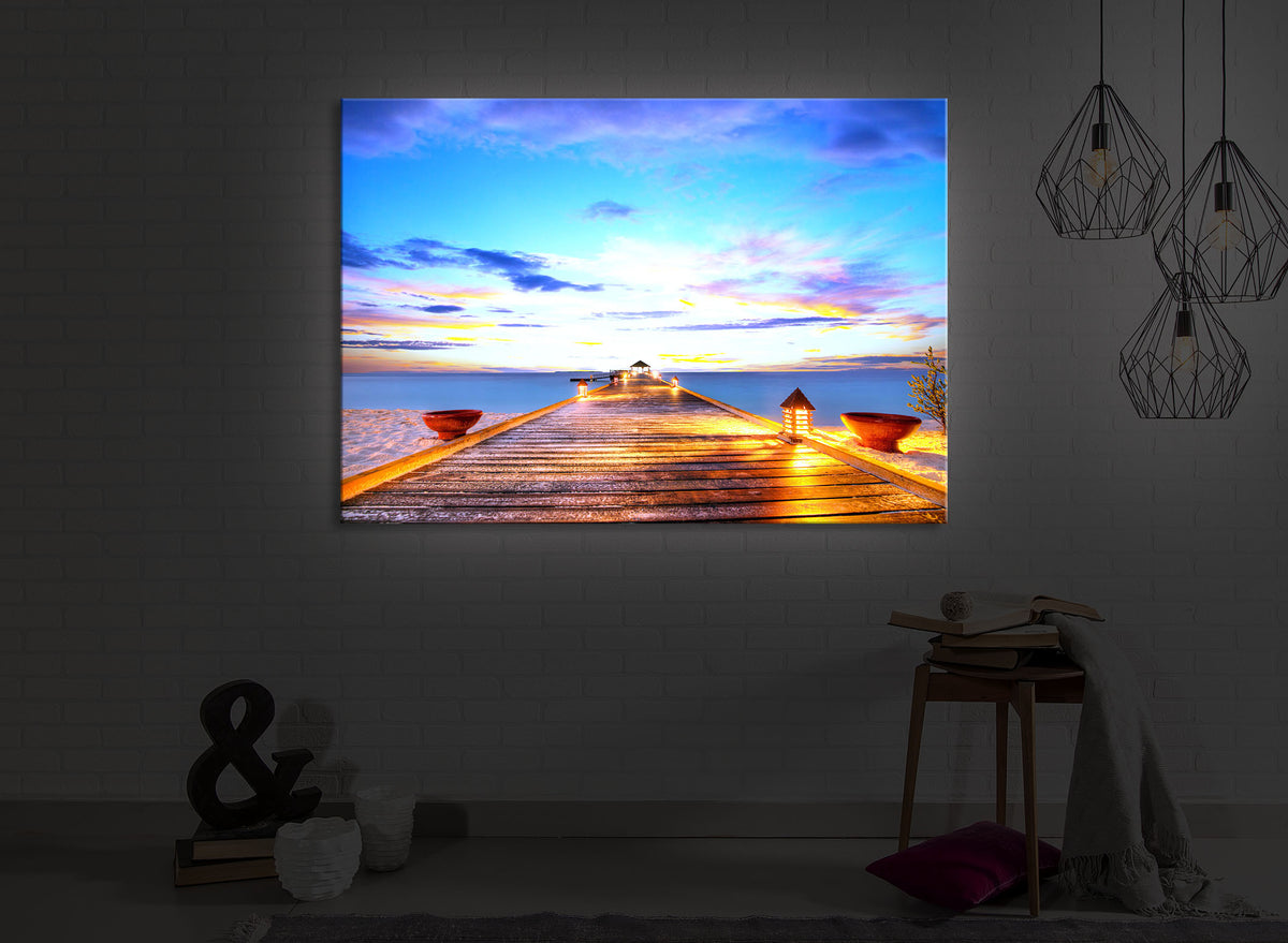 Holzsteg im Sonnenuntergang auf den Malediven