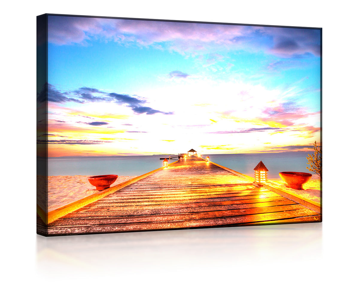 Holzsteg im Sonnenuntergang auf den Malediven