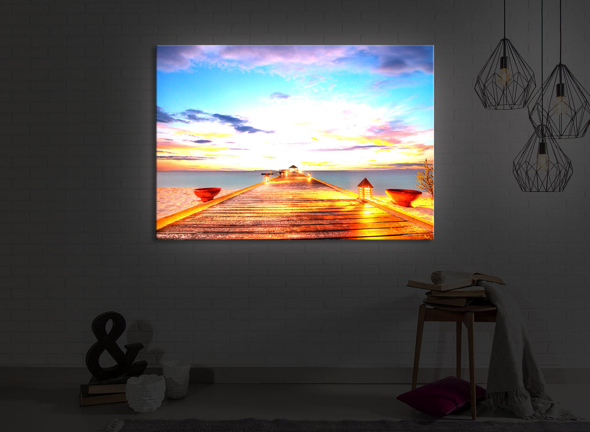 Holzsteg im Sonnenuntergang auf den Malediven