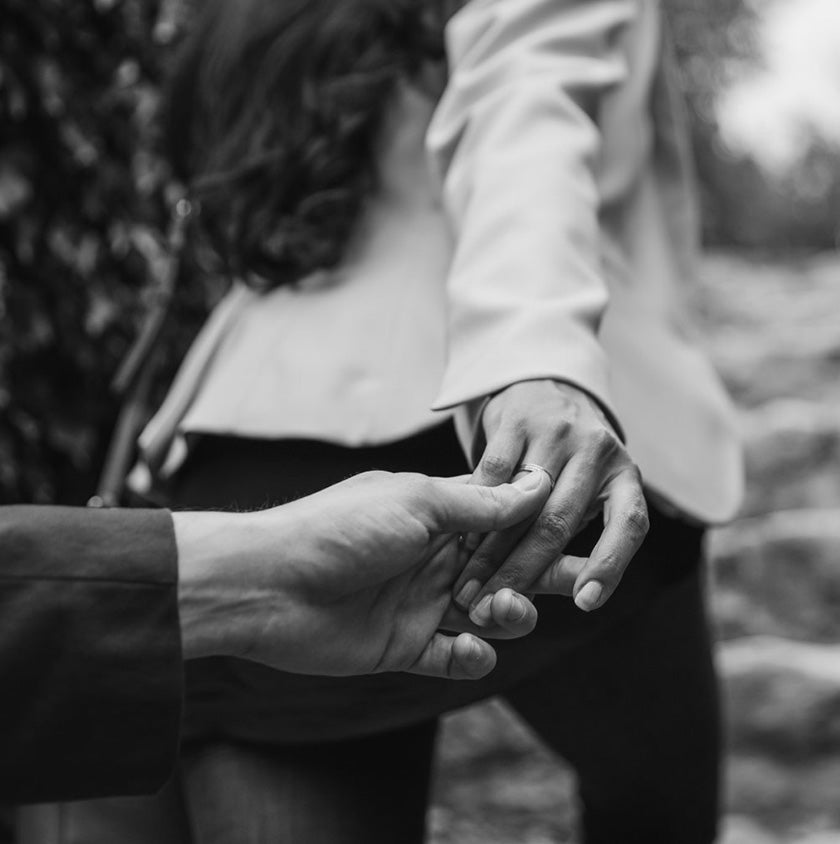 Frau nimmt Hand für zuverlässigen Kundenservice