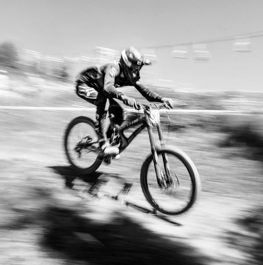 Mann auf Fahrrad symbolisch für schnelle Lieferung der Bilder mit LED Beleuchtung