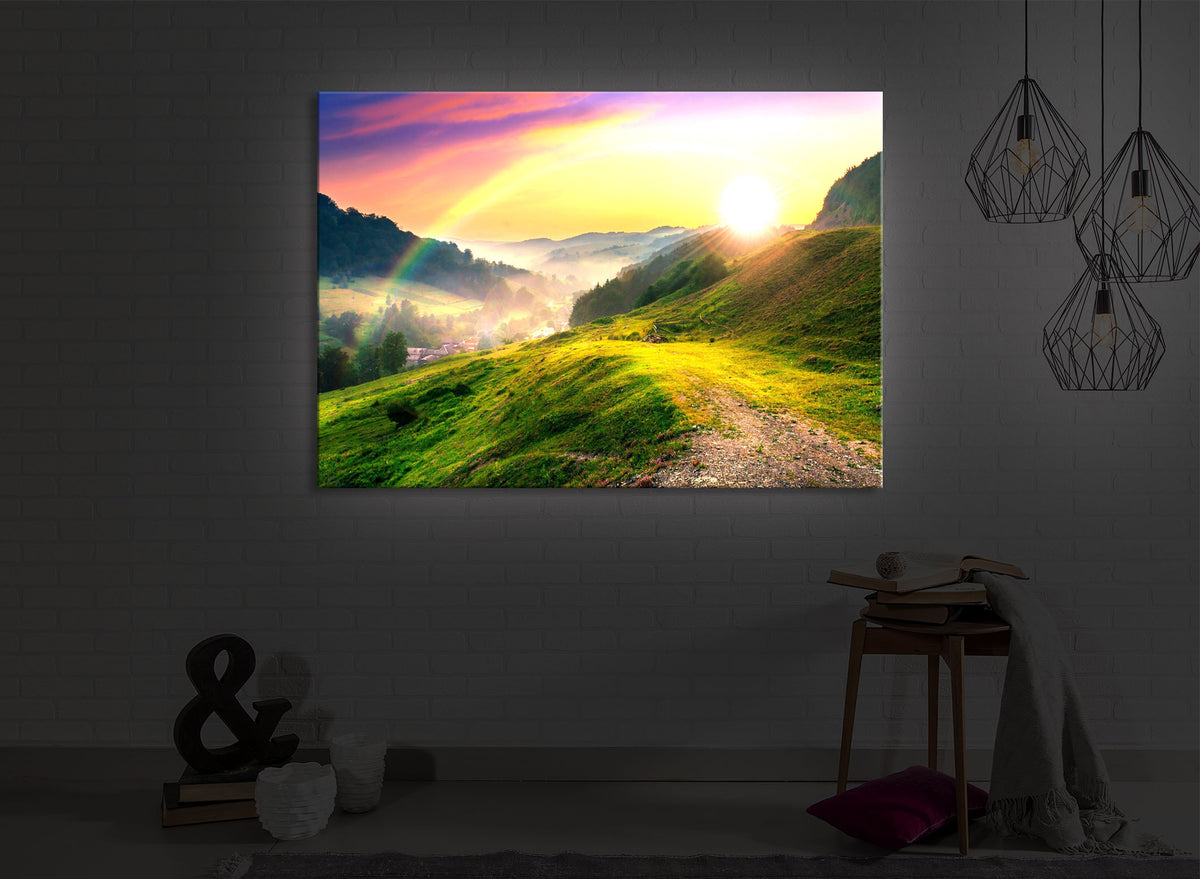 led bild mit dem Motiv Französische Berglandschaft beim Sonnenuntergang in einem dunklen Raum. Das Bild leuchtet weiß im abgedunkelten Zimmer