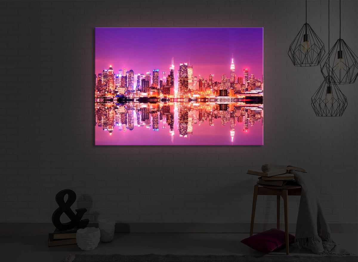 leuchtbild mit dem Motiv Manhattan Skyline Spiegelung in einem dunklen Raum. Das Bild leuchtet rot im abgedunkelten Zimmer