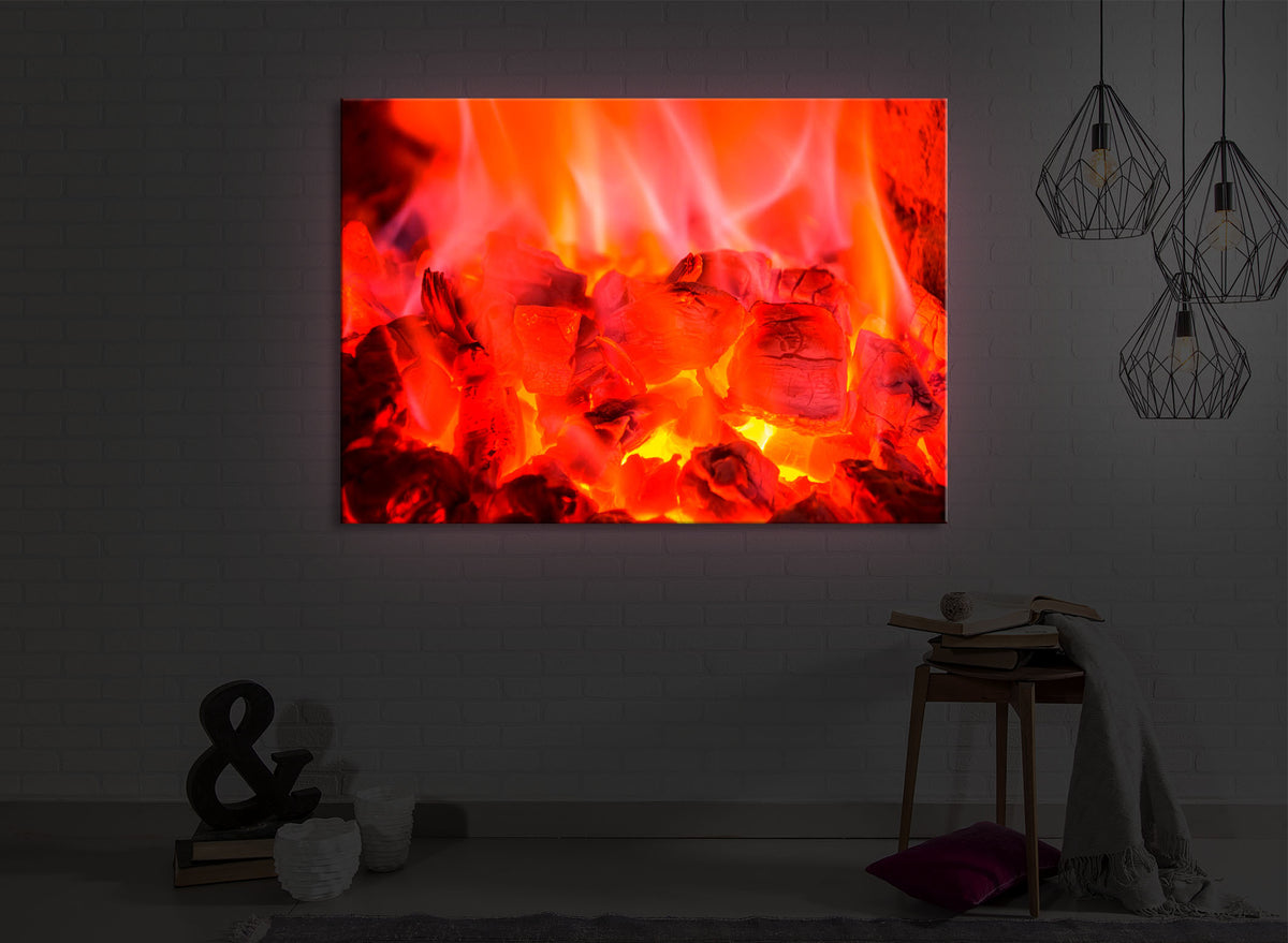 leuchtbild mit dem Motiv Feuer und Glut in einem dunklen Raum. Das Bild leuchtet rot im abgedunkelten Zimmer