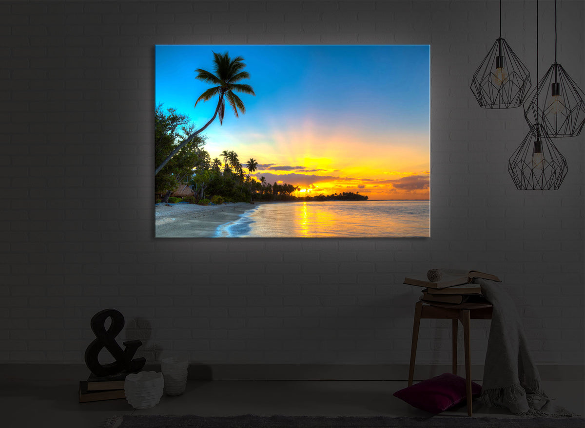 led bild mit dem Motiv Palmen am Strand in einem dunklen Raum. Das Bild leuchtet weiß im abgedunkelten Zimmer