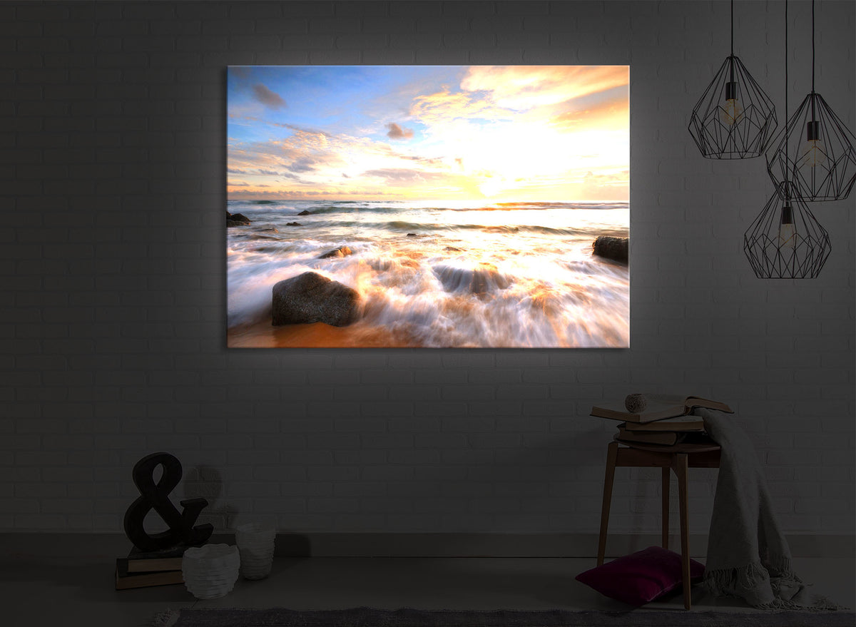 led bild mit dem Motiv Sonnenuntergang am Meer in einem dunklen Raum. Das Bild leuchtet weiß im abgedunkelten Zimmer