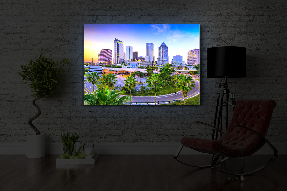 beleuchtetes bild mit dem Motiv Skyline von Tampa in den USA in einem dunklen Raum. Das Bild leuchtet blau im abgedunkelten Zimmer