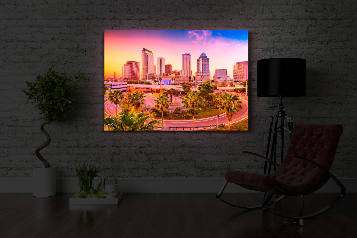 leuchtbild mit dem Motiv Skyline von Tampa in den USA in einem dunklen Raum. Das Bild leuchtet rot im abgedunkelten Zimmer