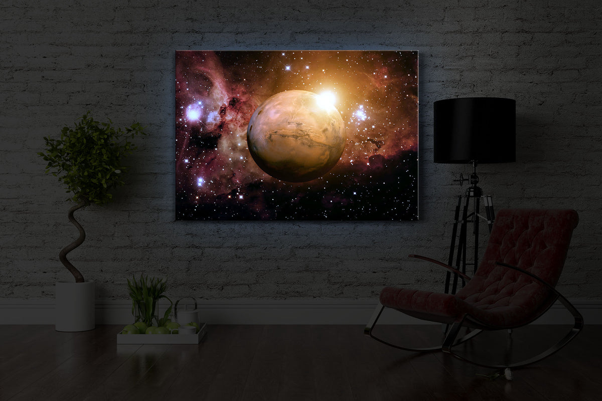 beleuchtetes bild mit dem Motiv Planet Mars im Universum in einem dunklen Raum. Das Bild leuchtet blau im abgedunkelten Zimmer