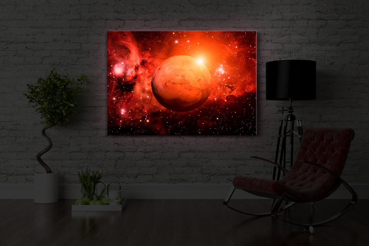 leuchtbild mit dem Motiv Planet Mars im Universum in einem dunklen Raum. Das Bild leuchtet rot im abgedunkelten Zimmer