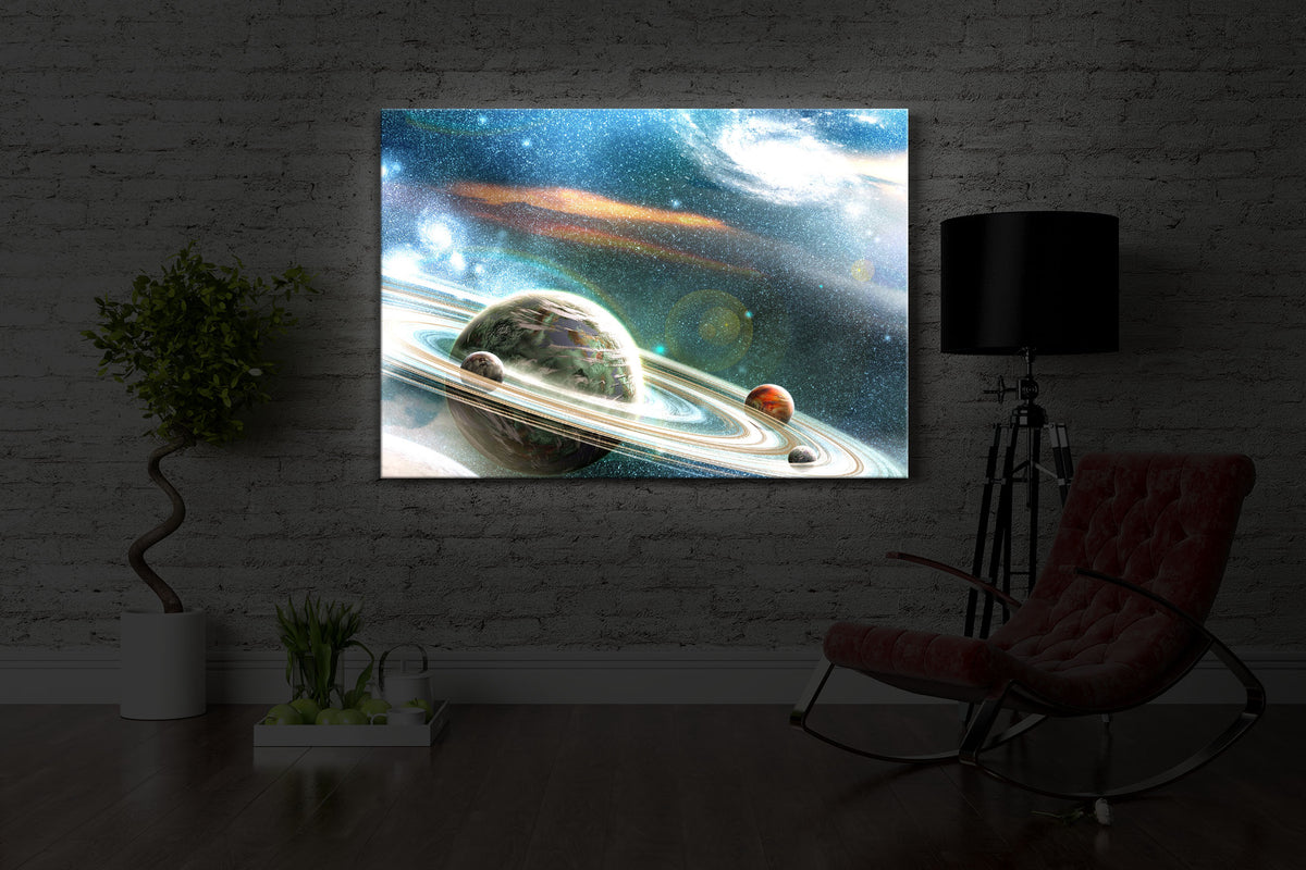 led bild mit dem Motiv Planet mit Ringsystem in einem dunklen Raum. Das Bild leuchtet weiß im abgedunkelten Zimmer
