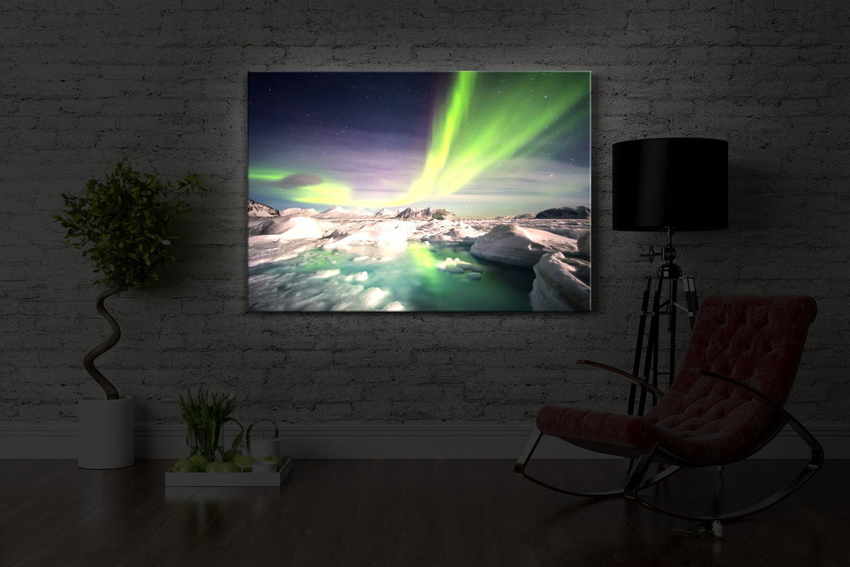 led bild mit dem Motiv Gewaltiges Polarlicht in einem dunklen Raum. Das Bild leuchtet weiß im abgedunkelten Zimmer