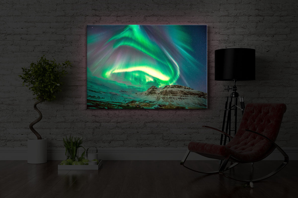 leuchtbild mit dem Motiv Nordlichter über Island in einem dunklen Raum. Das Bild leuchtet rot im abgedunkelten Zimmer