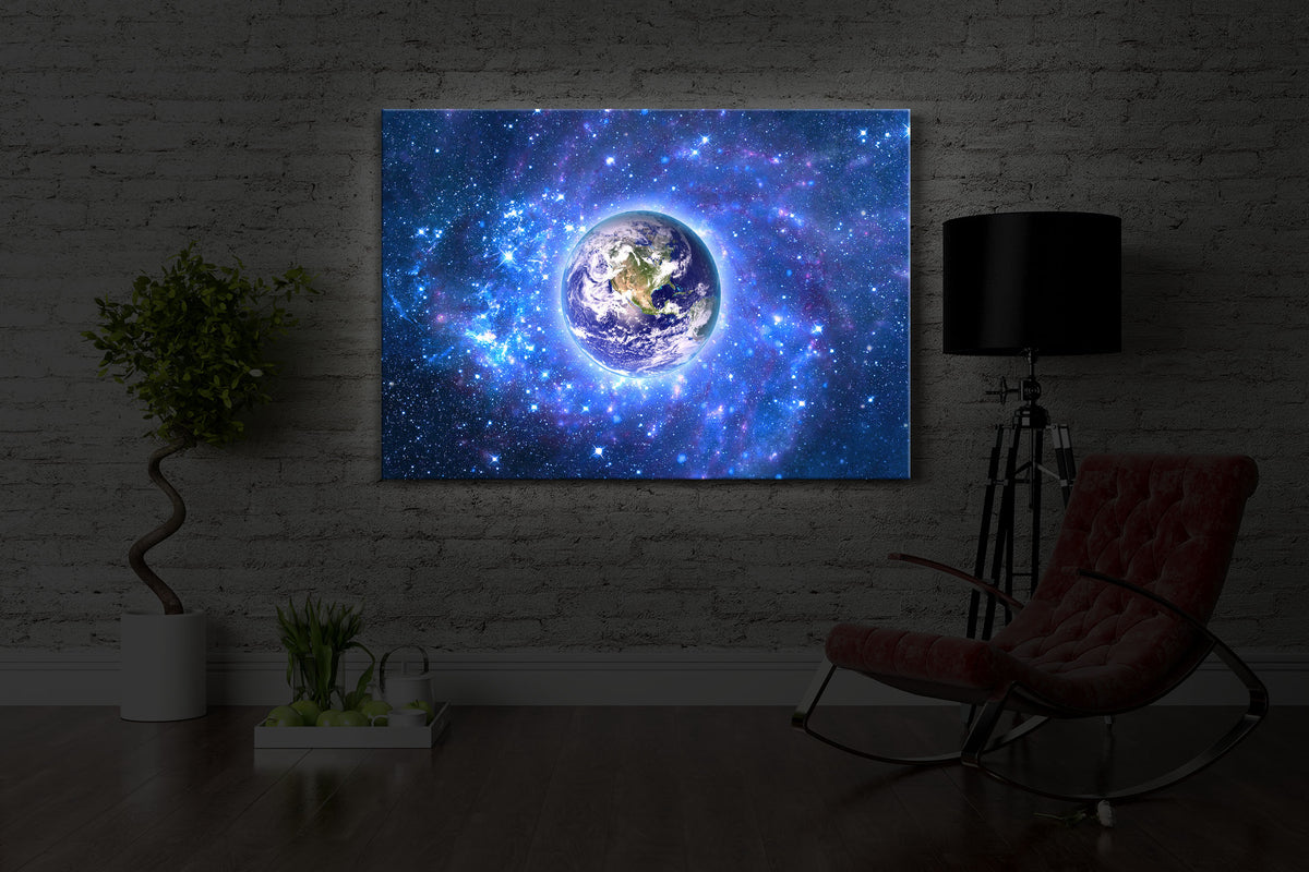 led bild mit dem Motiv Planet Erde im Weltraum in einem dunklen Raum. Das Bild leuchtet weiß im abgedunkelten Zimmer