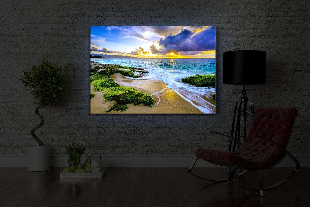 beleuchtetes bild mit dem Motiv Sonnuntergang auf Hawaii in einem dunklen Raum. Das Bild leuchtet blau im abgedunkelten Zimmer