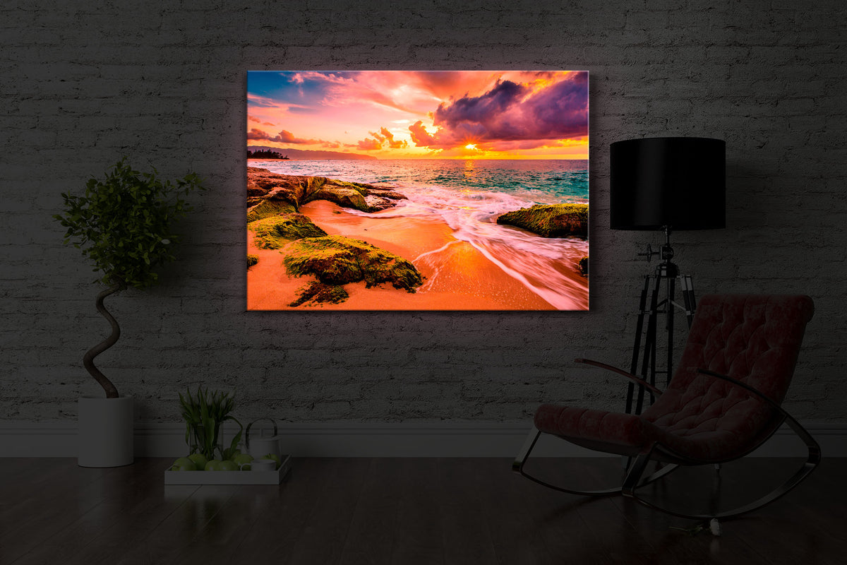 leuchtbild mit dem Motiv Sonnuntergang auf Hawaii in einem dunklen Raum. Das Bild leuchtet rot im abgedunkelten Zimmer