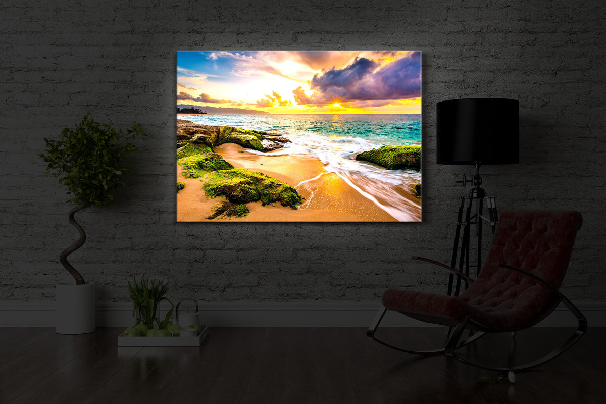led bild mit dem Motiv Sonnuntergang auf Hawaii in einem dunklen Raum. Das Bild leuchtet weiß im abgedunkelten Zimmer