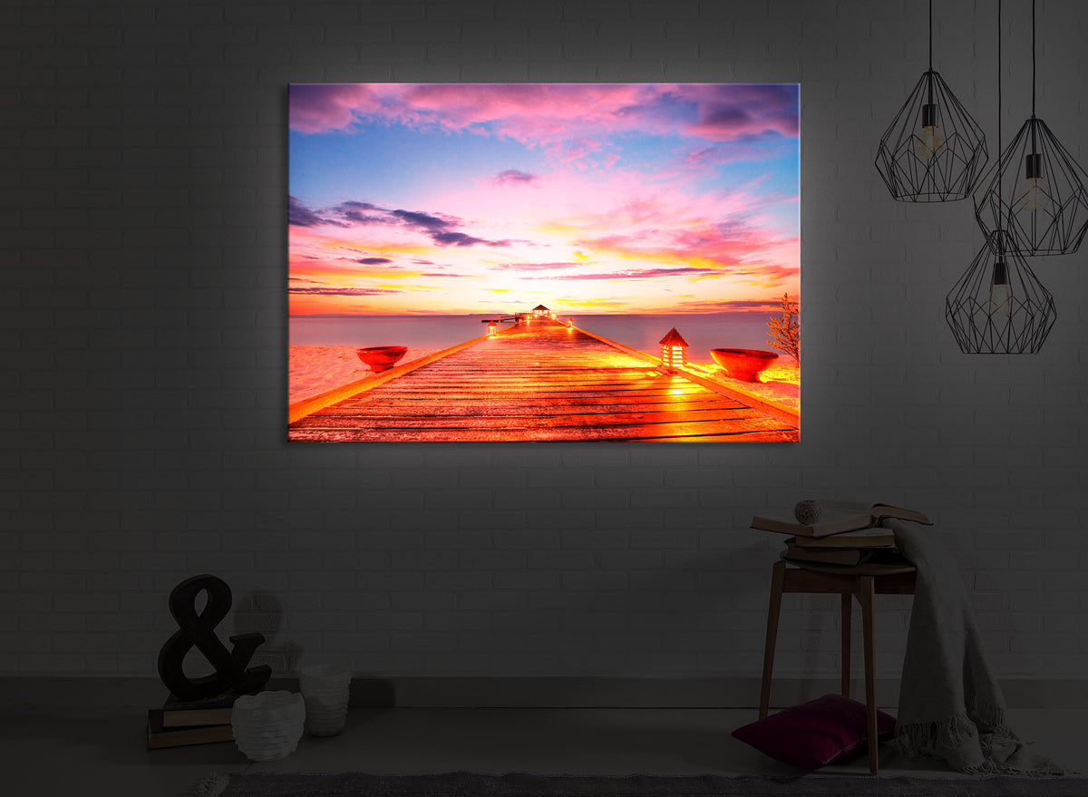 Holzsteg im Sonnenuntergang auf den Malediven