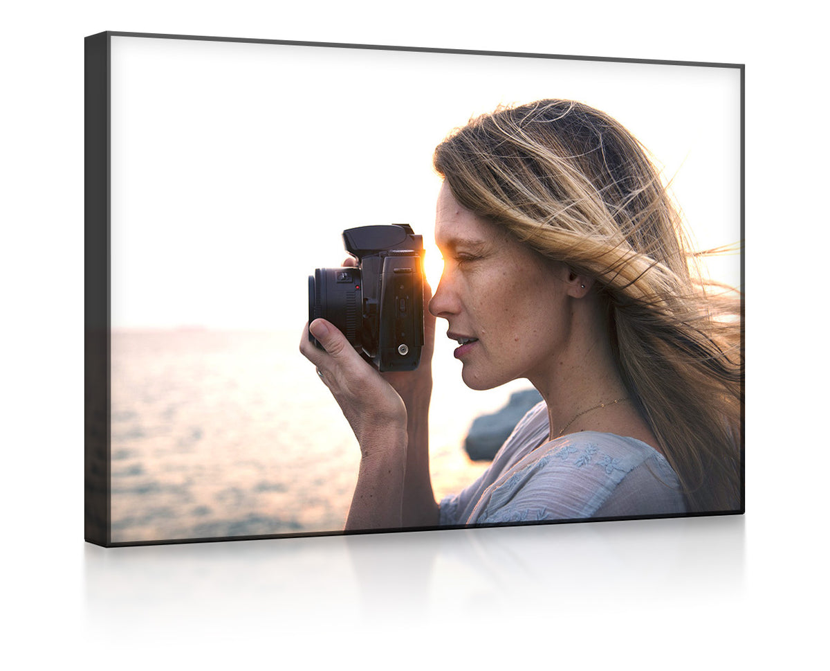 Frau mit Kamera vor Sonnenuntergang als individuelles LED Bild